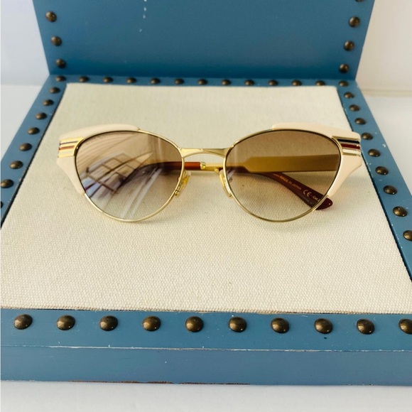 New - 💯 - Authentic  Gucci Ivory and Gold/ Green Gradient GG0522S Cat Eye Sung… - Picture 9 of 17
